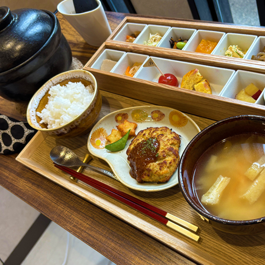 土鍋ご飯と小鉢のお膳