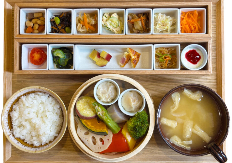 百彩の膳の彩り豊かな小鉢とせいろ蒸しのお膳